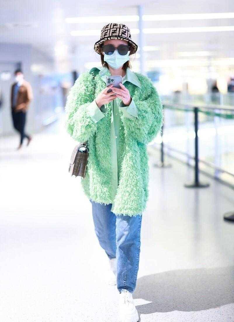 原创唐艺昕厉害了把薄荷绿毛毛外套穿出高级感洋气又时髦