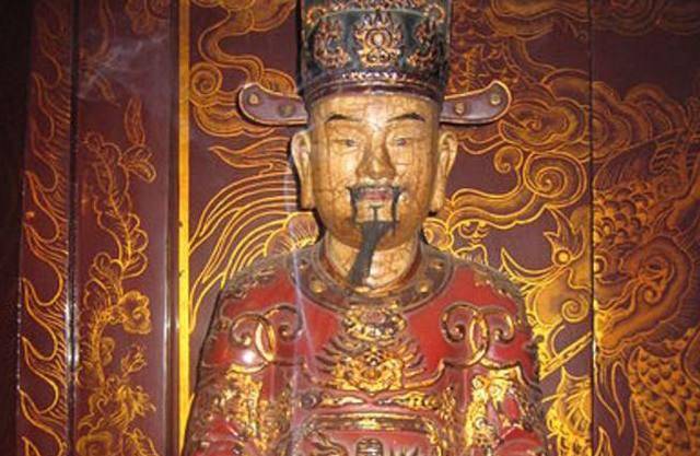 的贵族,在击败了"十二使君"后,就称帝建国了,王朝名字也直接叫丁朝