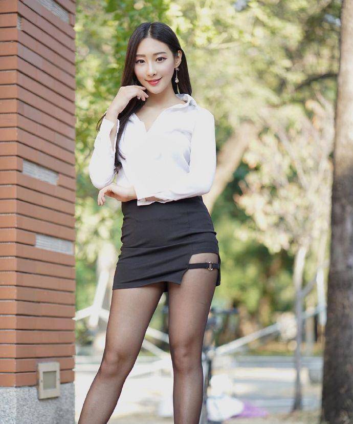 职场的女生穿什么的衣服好衬衫搭配工作裙更显干练