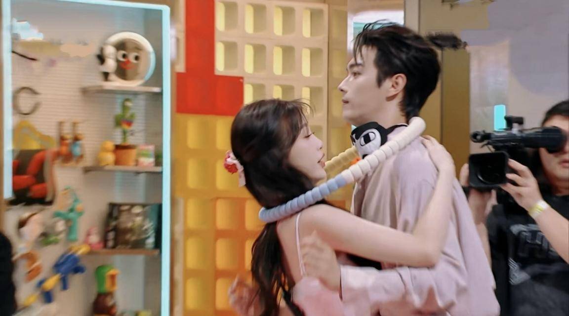 看了前面付辛博公主抱万鹏的做法,场下的虞书欣就对许凯说,等下我们