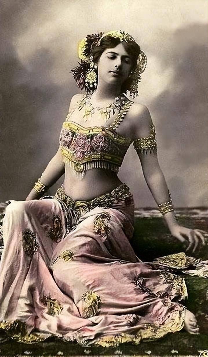 这位绝世美女的名字叫马塔·哈利,1876年出生在荷兰北部的一个小镇