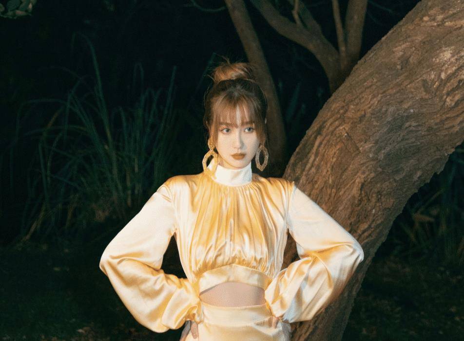 原创虞书欣又瘦了晚宴主持身穿金色露背小礼服腰围却成为亮点