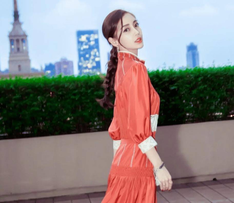 赵丽颖和angelabay撞衫同款橘色连衣长裙隔空pk谁更胜一筹