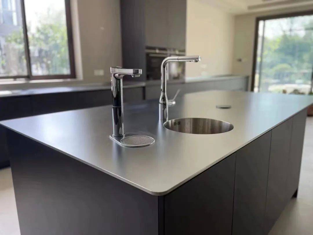 如果让你在选择一次厨房台面你会选择不锈钢实心台面吗