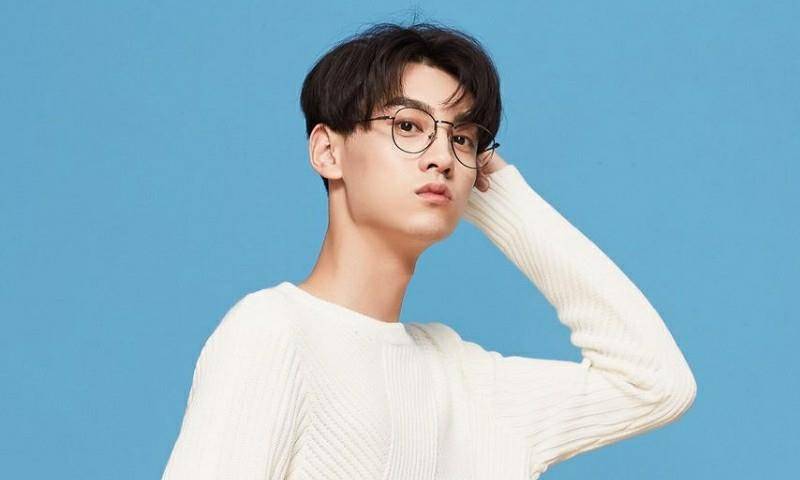 肖战绿洲再次更新晒出新画作黑暗中找寻光明