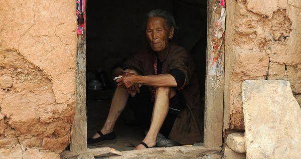 原创古代老人为何60岁后就被活埋住在坟墓里每天一碗饭一块砖头