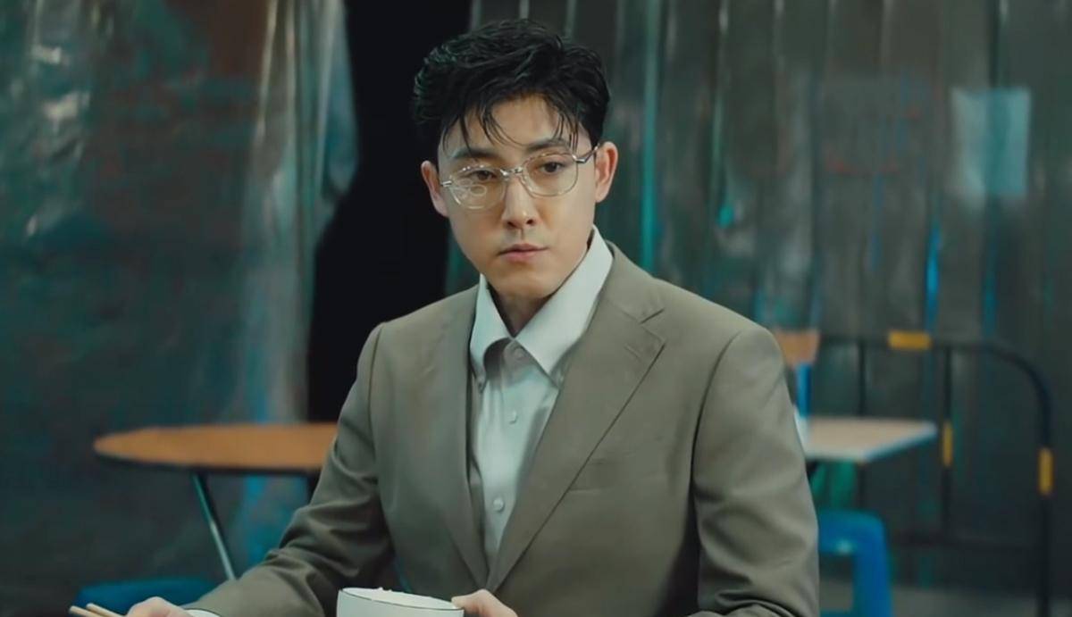 再次拍摄时,张锐一直看着其他演员,个个都有多余的动作,记不住台词