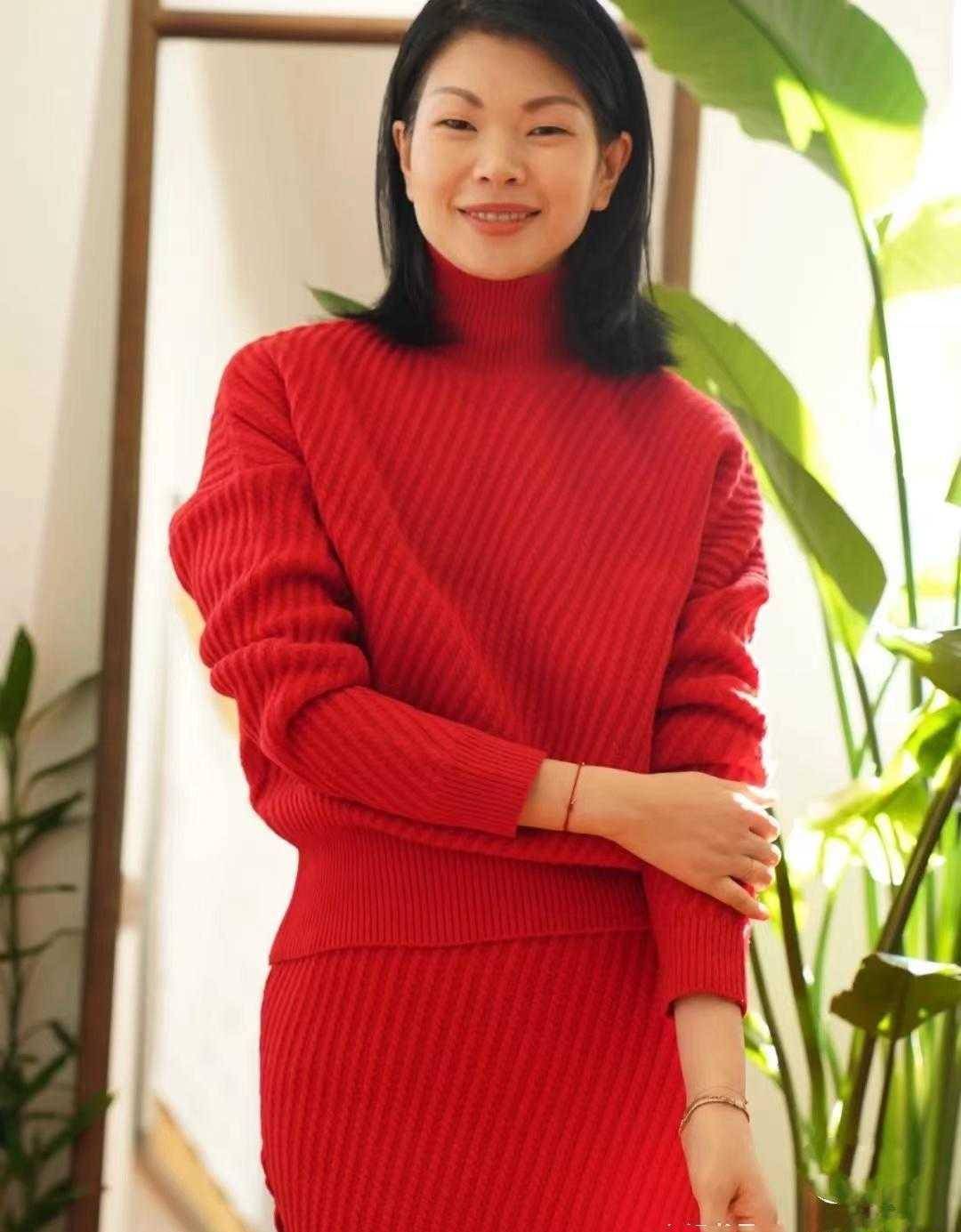 吕燕不愧是国际超模穿大红色套裙配长靴洋气又高级