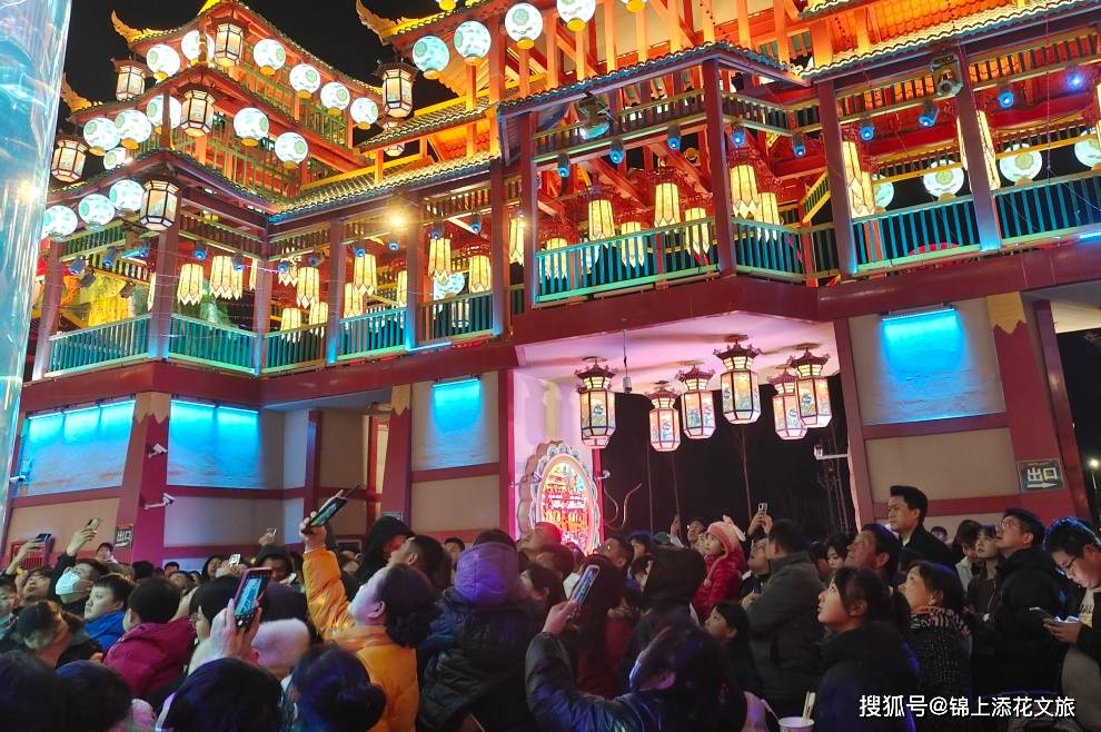漫游春日探访新兴的特色文旅街区