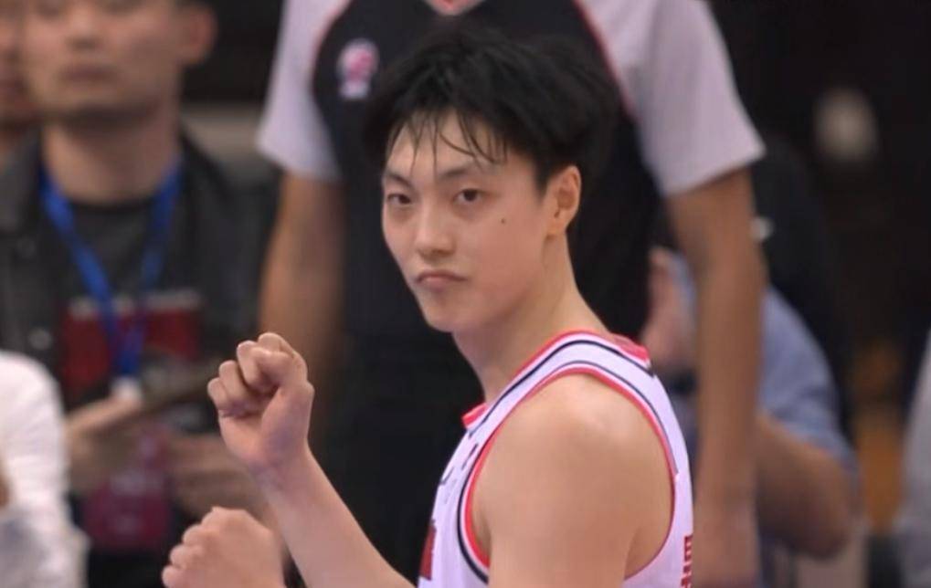 原创王薪凯战广东打疯了造徐杰犯规撞翻张浩嘉胡明轩大赞凯皇