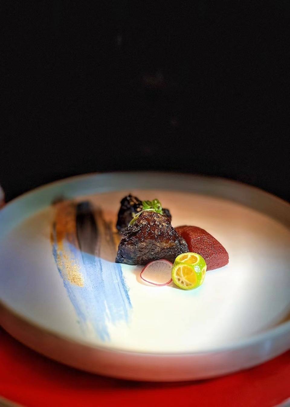 伴随着麻师傅的童年记忆,家中的厨房总是洋溢着红烧肉的独特香味,满载