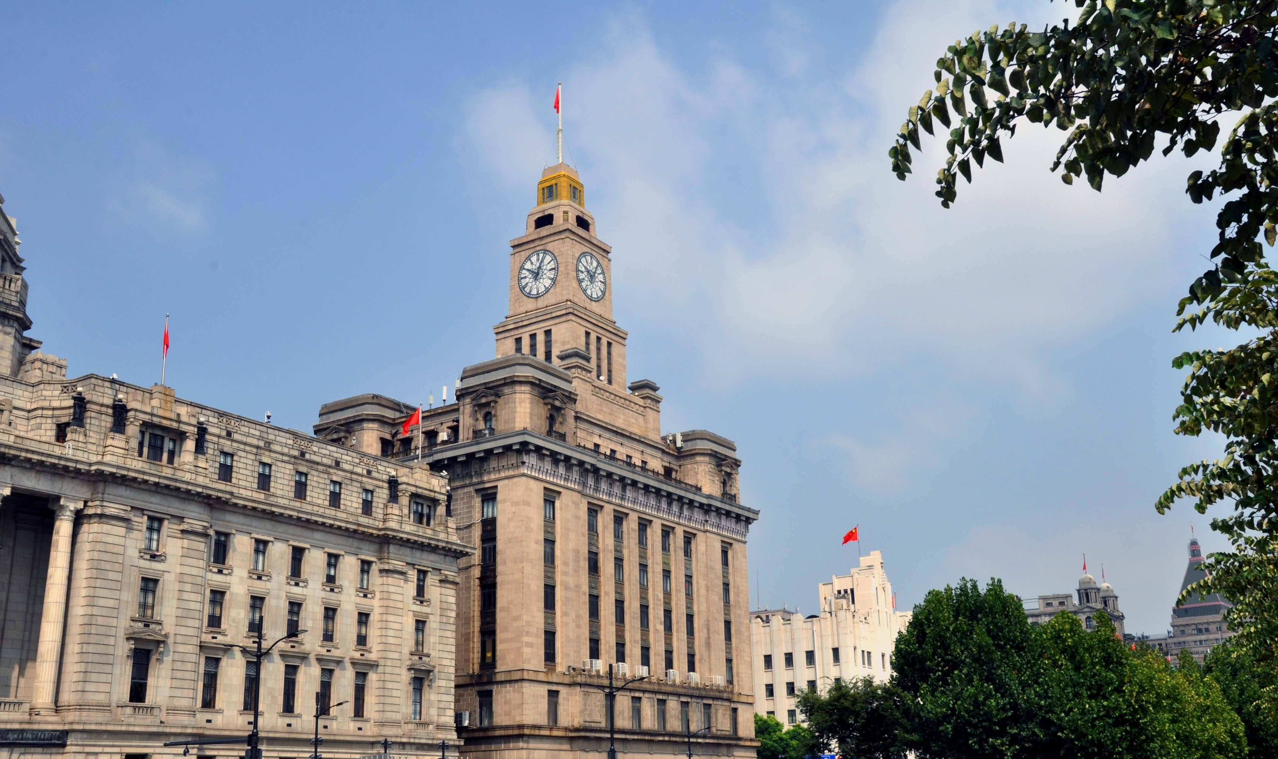 外滩海关大楼高大雄伟的钟楼优美动听的钟声隐含着感人的事