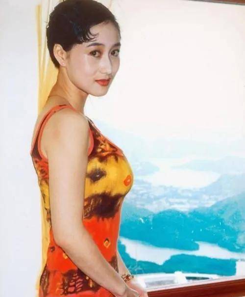 利智早期电影剧中身穿泳衣出演这样的剧情成为了经典镜头