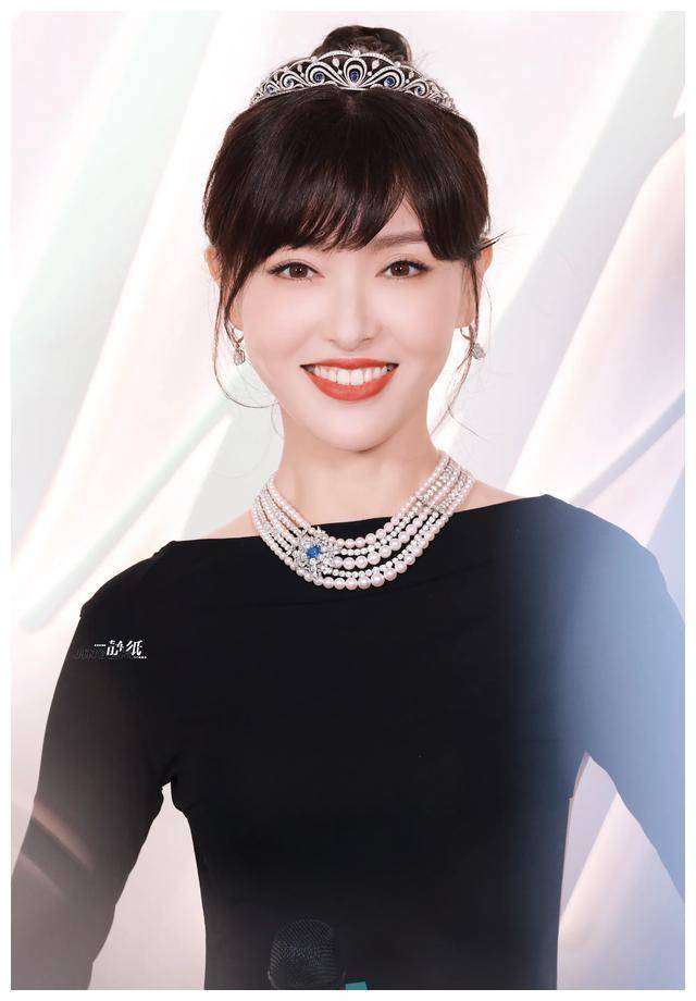 原创唐嫣演绎赫本公主风露背长裙美不胜收网友意见颇多