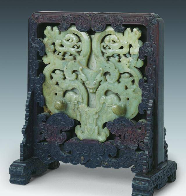 在清宫珍藏的乾隆时期的家具中时常能找到传世玉璧和时造仿古玉璧的