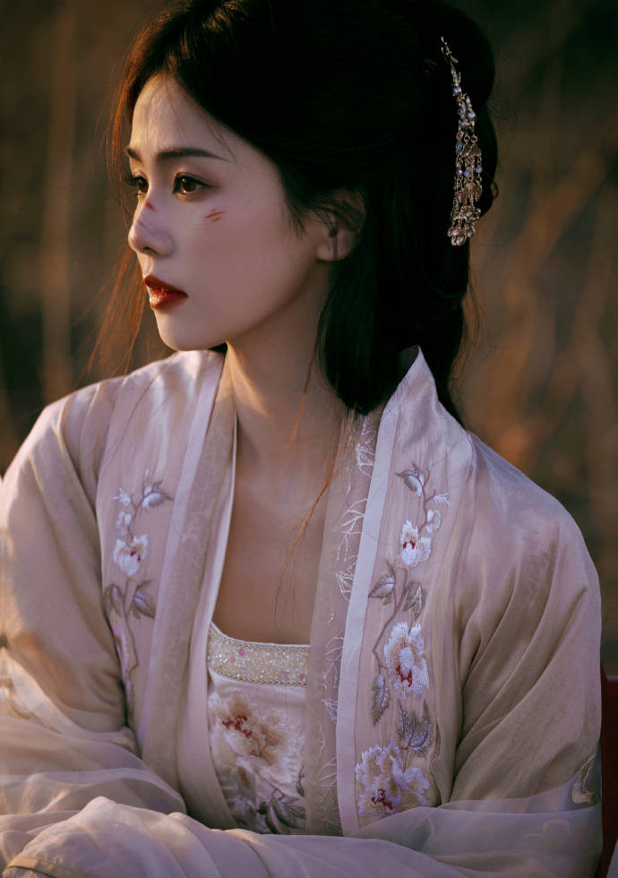 到底是谁说白鹿普？网友：穿上汉服后小说女主有脸了！