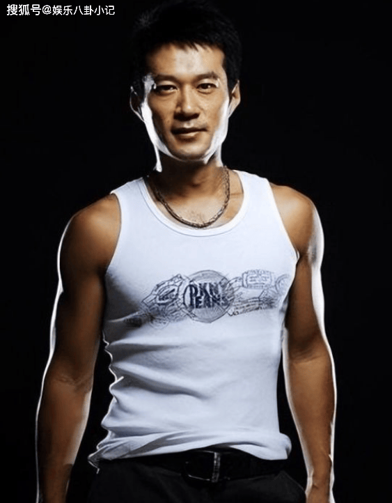 他凭《神话》火出圈,52岁未婚未育,母亲是他最重要的人