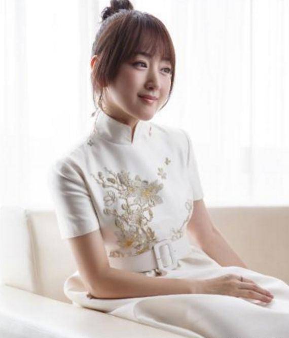 原创49岁杨钰莹商演挣钱脸部发福皮肤白皙腰间一圈赘肉抢镜