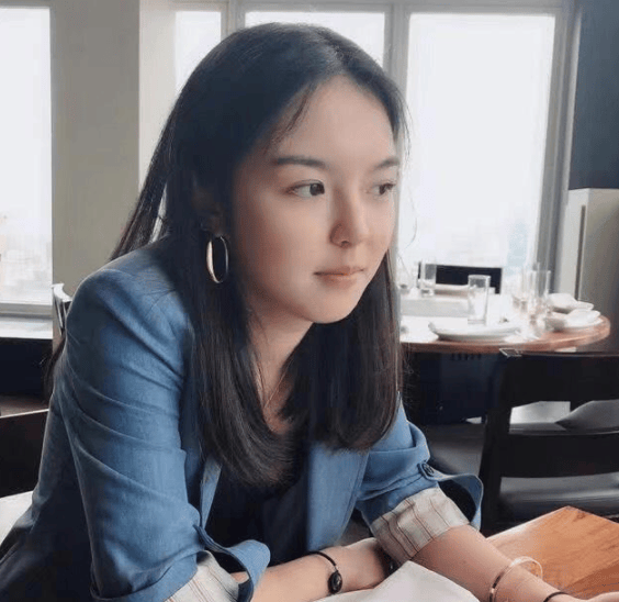 李咏女儿发文悼念父亲去世3周年法图麦曾被嘲丑如今超有气质