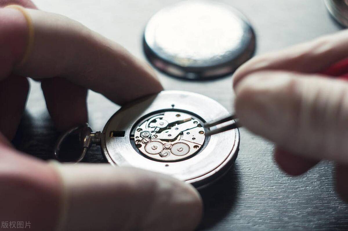 奢侈品鉴定师证书,这一纸凭证,在奢侈品行业中犹如一把金钥匙,打开了