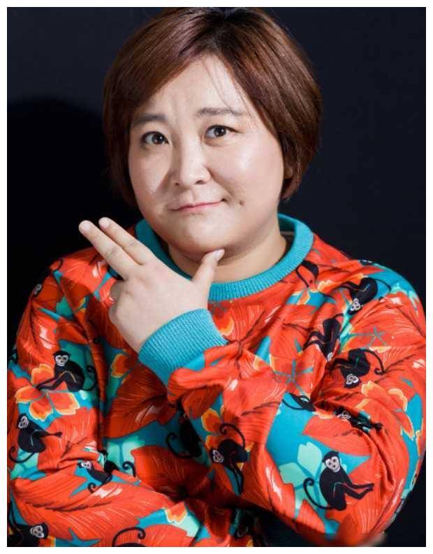 贾玲一个人机场登机照曝光网友惊呼高冷过去的贾玲消失了