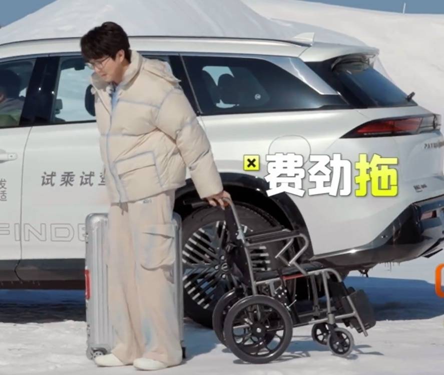 不得不带着轮椅出行,车把他送到别墅门口,他就给郭麒麟打电话,还佯装