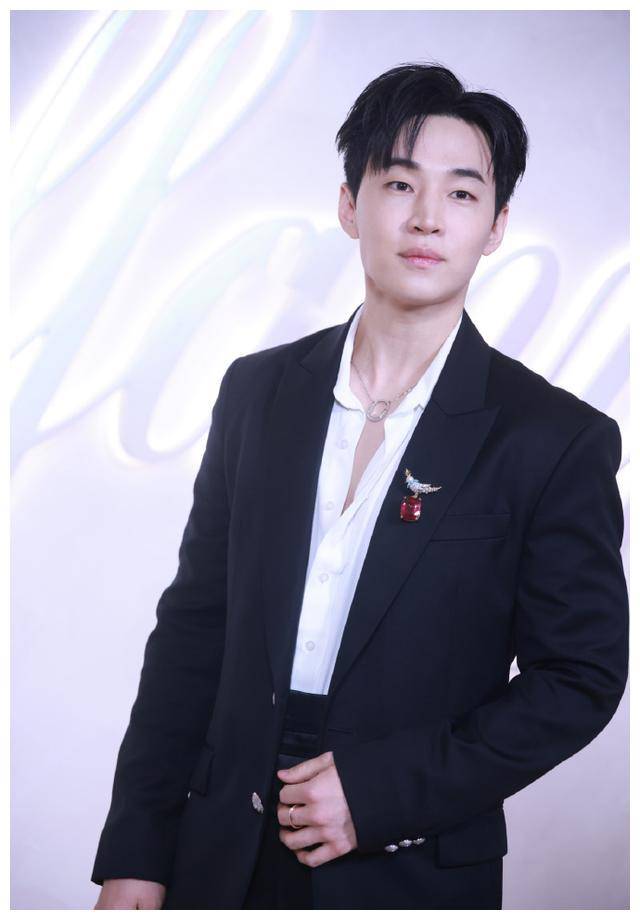 揭秘唐嫣最新活动镂刻脸庞网友直呼似50岁大妈