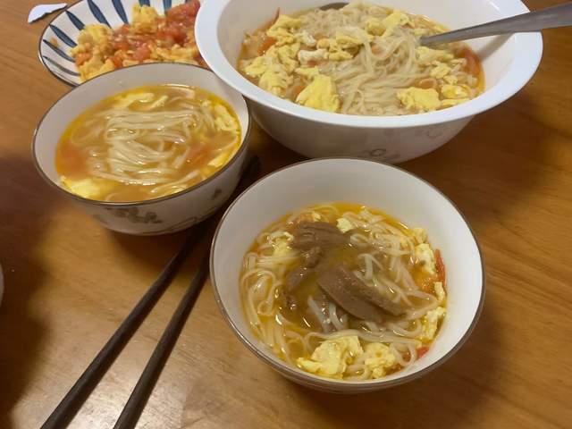 婆婆煮的西红柿鸡蛋面就是好吃,孩子嫌弃口味淡,加了一些大宇调料,说