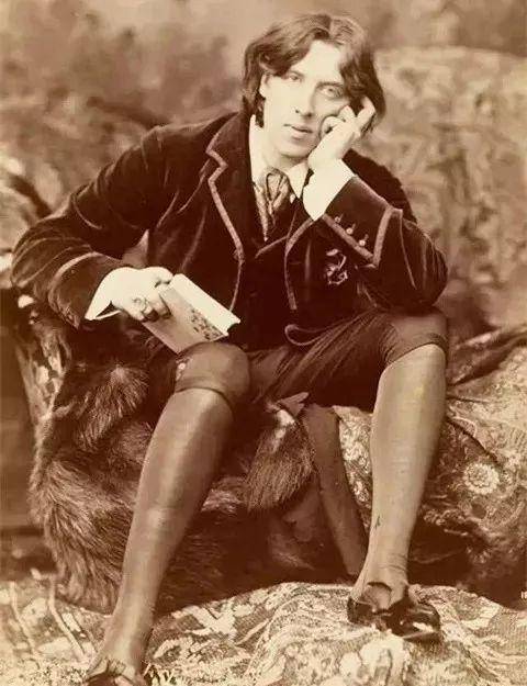 他是著名金句王,墓碑吸引无数少女献吻,只因他生前的一句话_王尔德