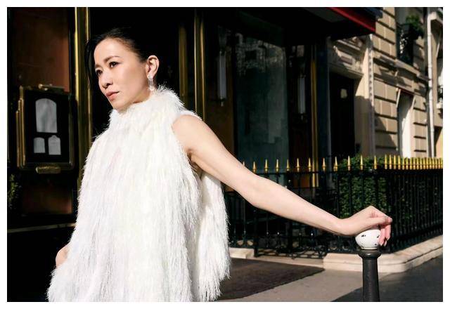 佘诗曼最新近照展现多样风格大胆尝试