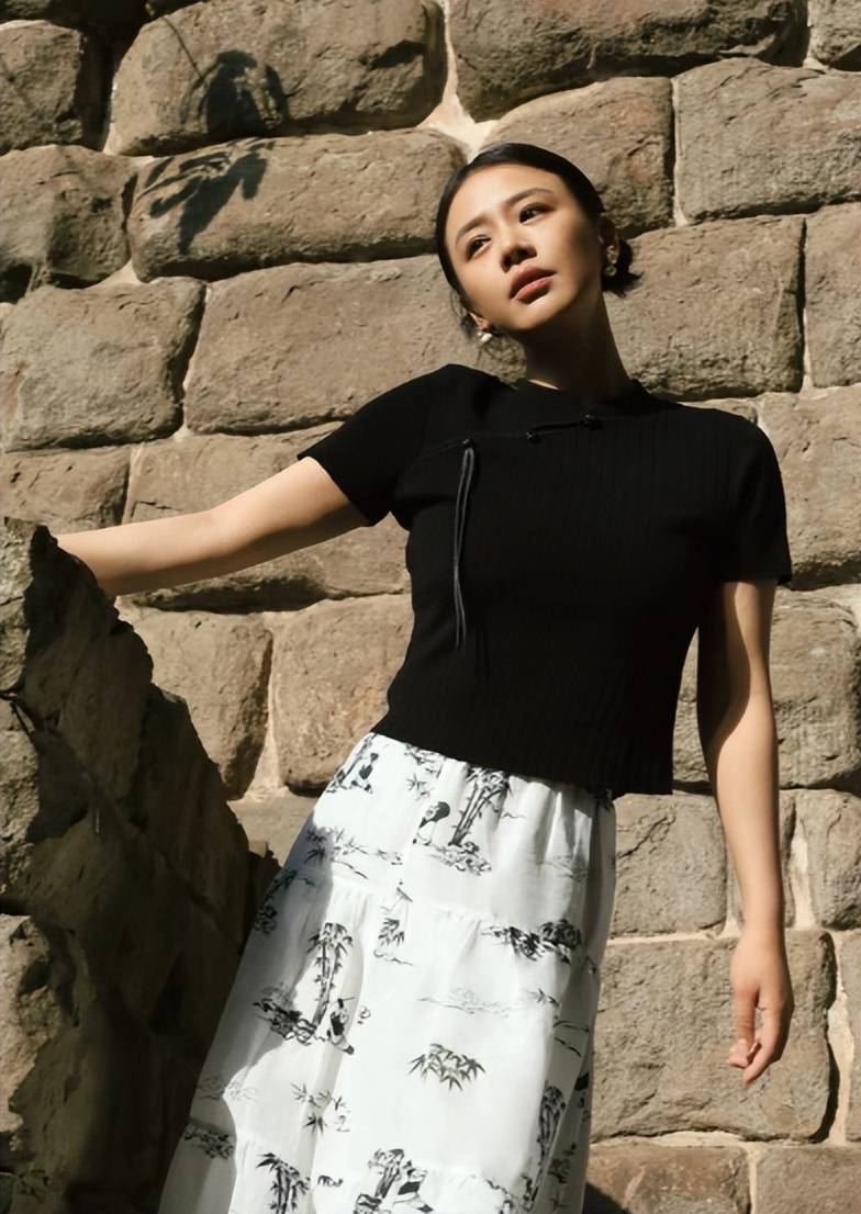 马思纯穿新中式水墨裙,低马尾盘发显得知性优雅,对镜甜笑更是温暖治愈