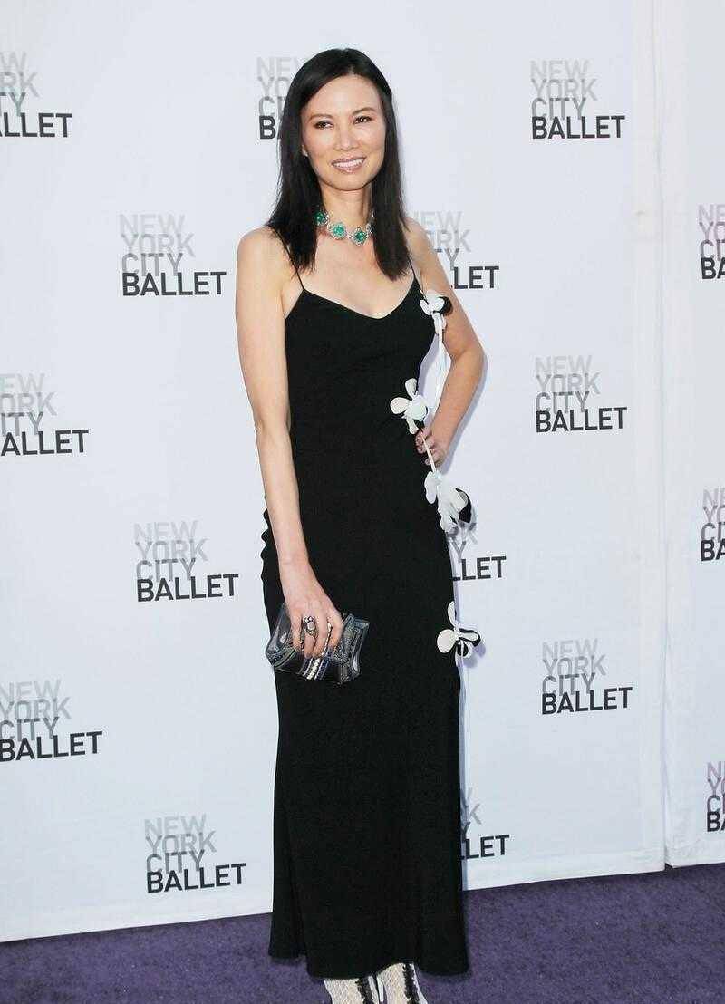 原创52岁邓文迪身材原来这么好穿吊带连衣裙配网格鞋一点不输超模