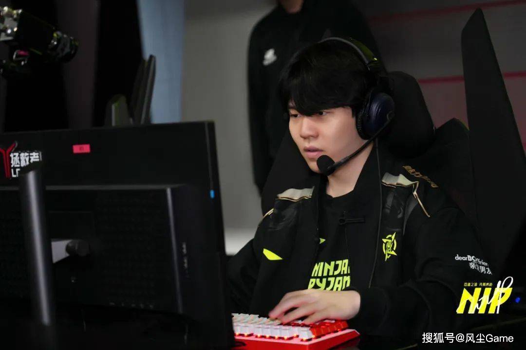 卢本伟现身澳门街头wbg引入新上单peanut自爆想追韩国女明星