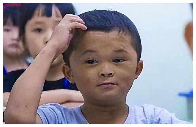 小马云再度现身17岁少年走入众人眼帘现状引人深思