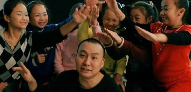 他是和朴树齐名的才子巅峰期黯然隐退后来携儿子唱出父爱如山