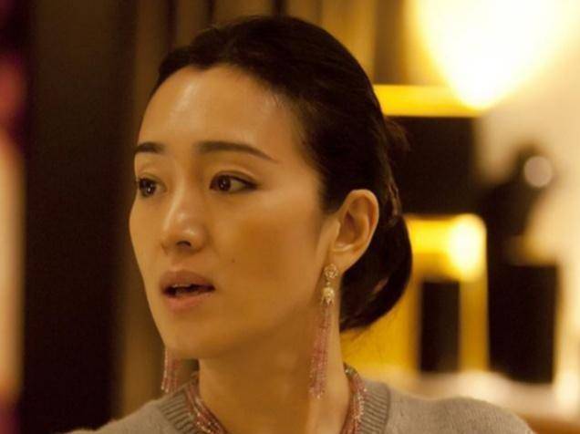 上演爱情三部曲,曾被罚款748万元,竟是因为小31岁的她_张艺谋_肖华