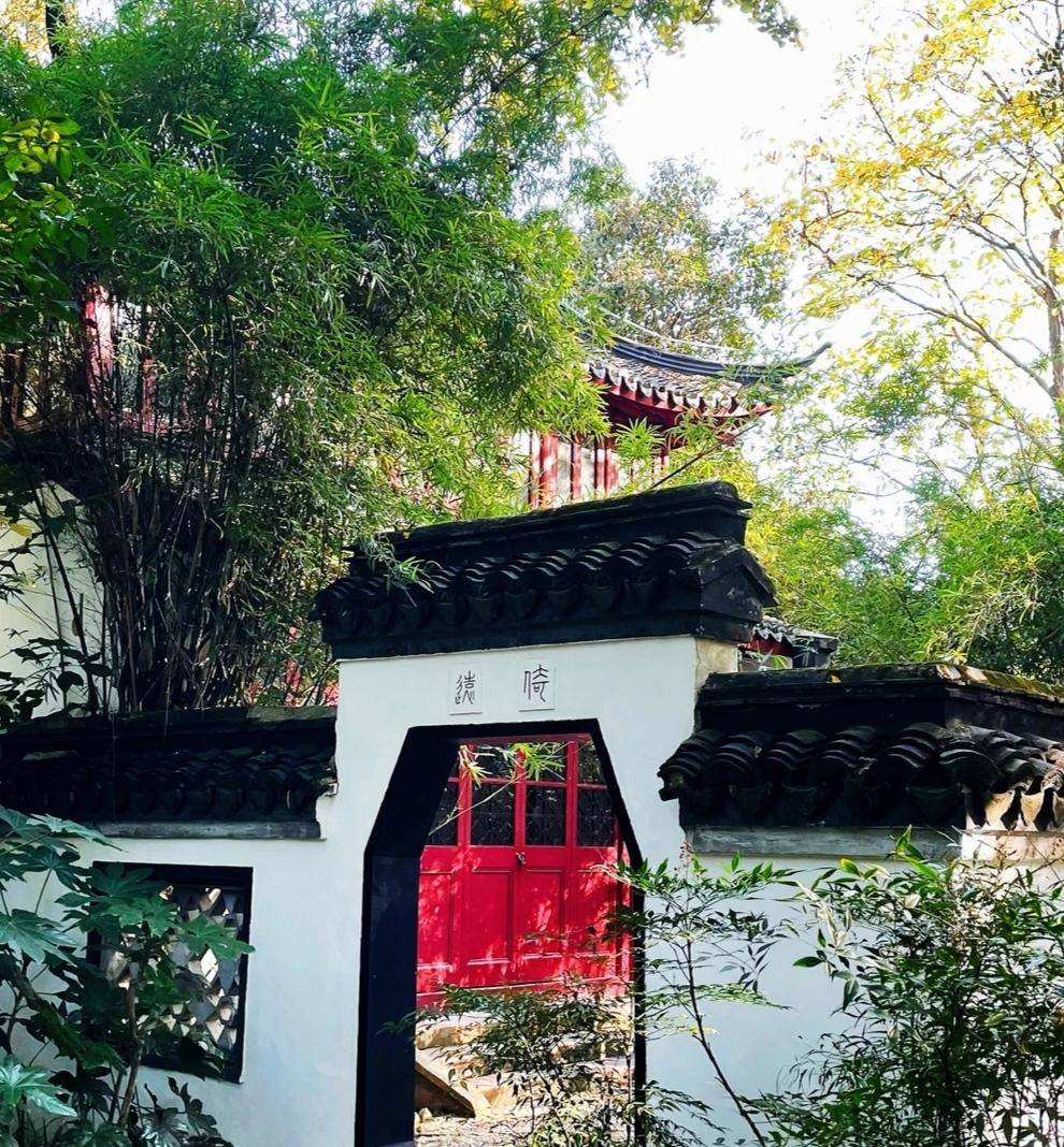 其中最引人注目的是一座仿古建筑——惠南书院.