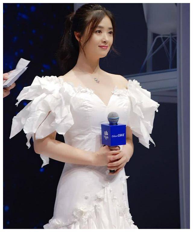 这谁顶得住39岁蒋欣一袭肉感孔雀裙露面身材紧致气质优雅