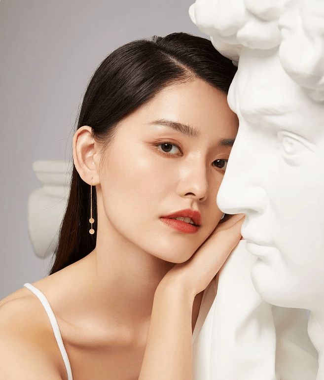 产品一:初原漾美白祛斑套装斑点在脸上一块一块的真的很难看,都是美女