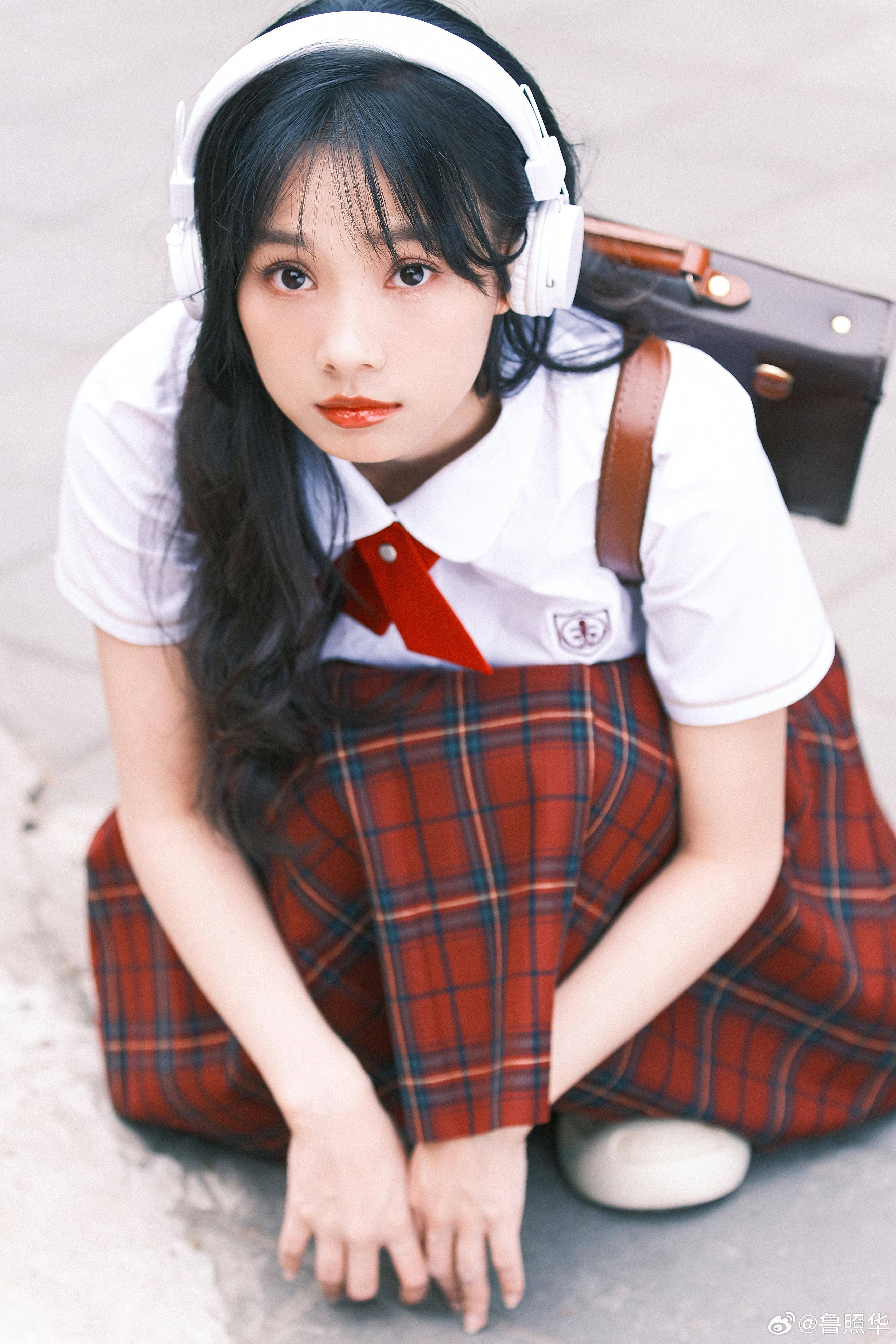 演员鲁照华青春写真校园女神气场全开