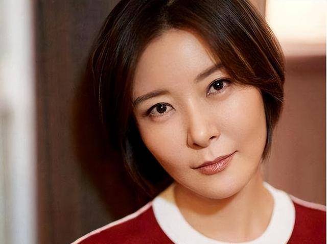 她是将门之后,亲手捧红李亚鹏却惨遭背叛,至今51岁仍未婚