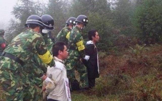 以前枪毙犯人要十几个人一起开枪是为什么呢