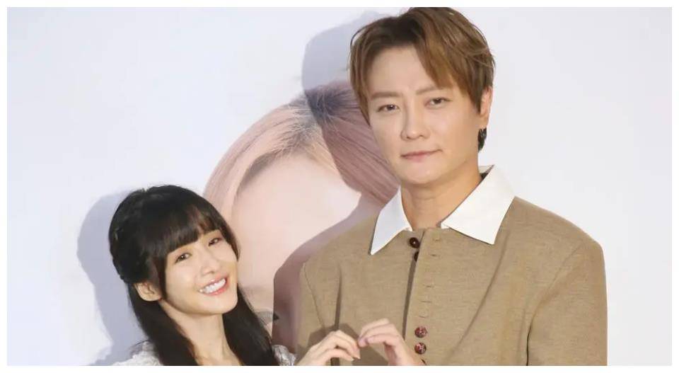 比如说柯震东和成龙的儿子房祖名就曾经被公开逮到,在室内吸d,两个人