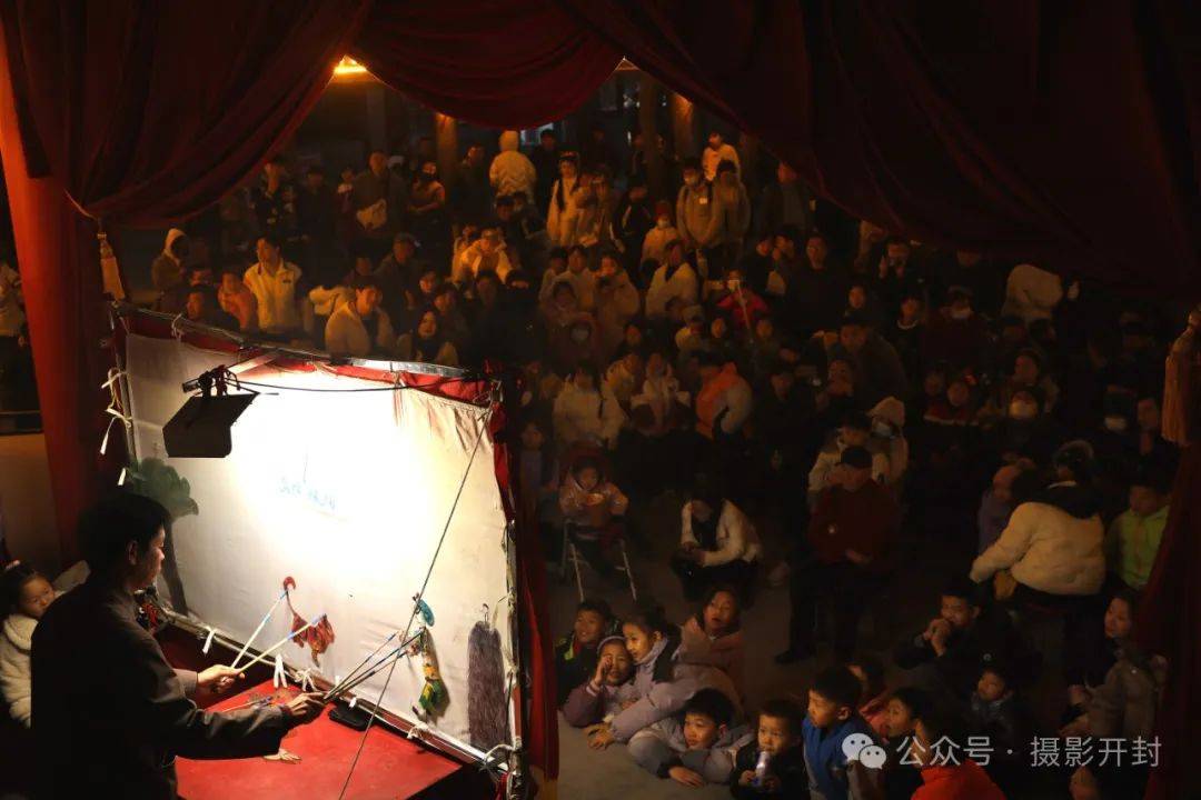 董跃进《万岁山过大年》樊鑫龙《沙场打铁花》孙晓华《开心时刻》李龙