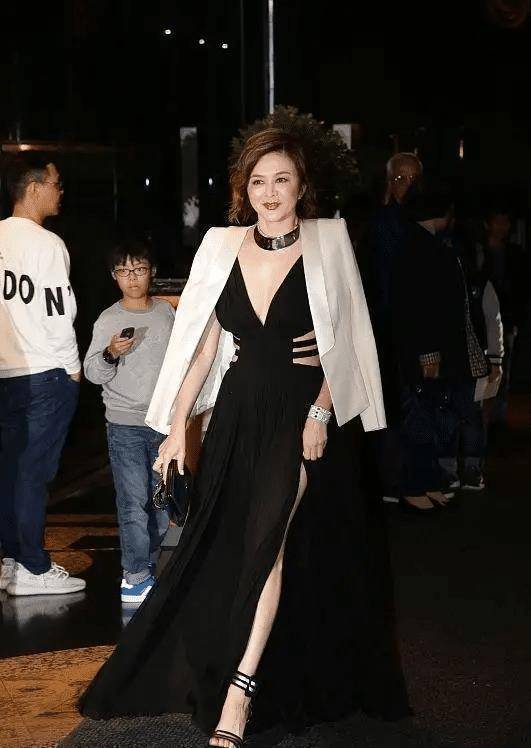 关之琳独自逛街被偶遇生图满脸油光好油腻身材却像小姑娘