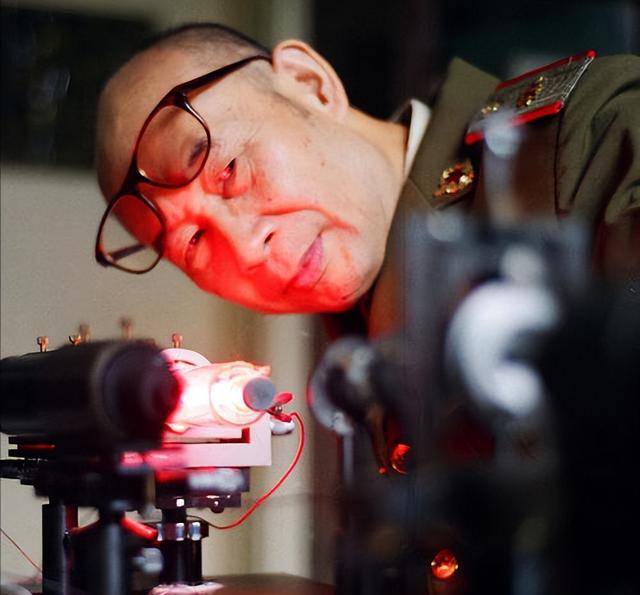 中国院士花43年,成功破译钱学森"密码",一下缩短中美20年差距_高伯龙