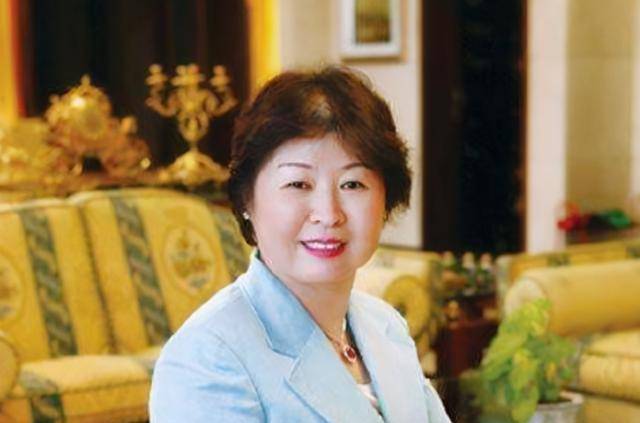 为"收破烂"一个月内暴瘦十斤,终靠此发家,成为中国女首富_张茵_废纸