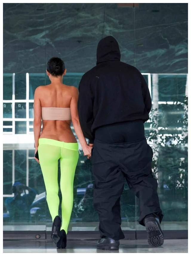 侃爷妻子逛街又现不雅穿搭,只穿抹胸造型清凉,夫妻二人双双露腚