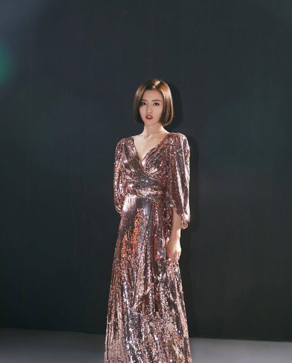 原创"小哪吒"越来越迷人,一身波点西装裙搭配短靴,小蛮腰抢镜_祖儿