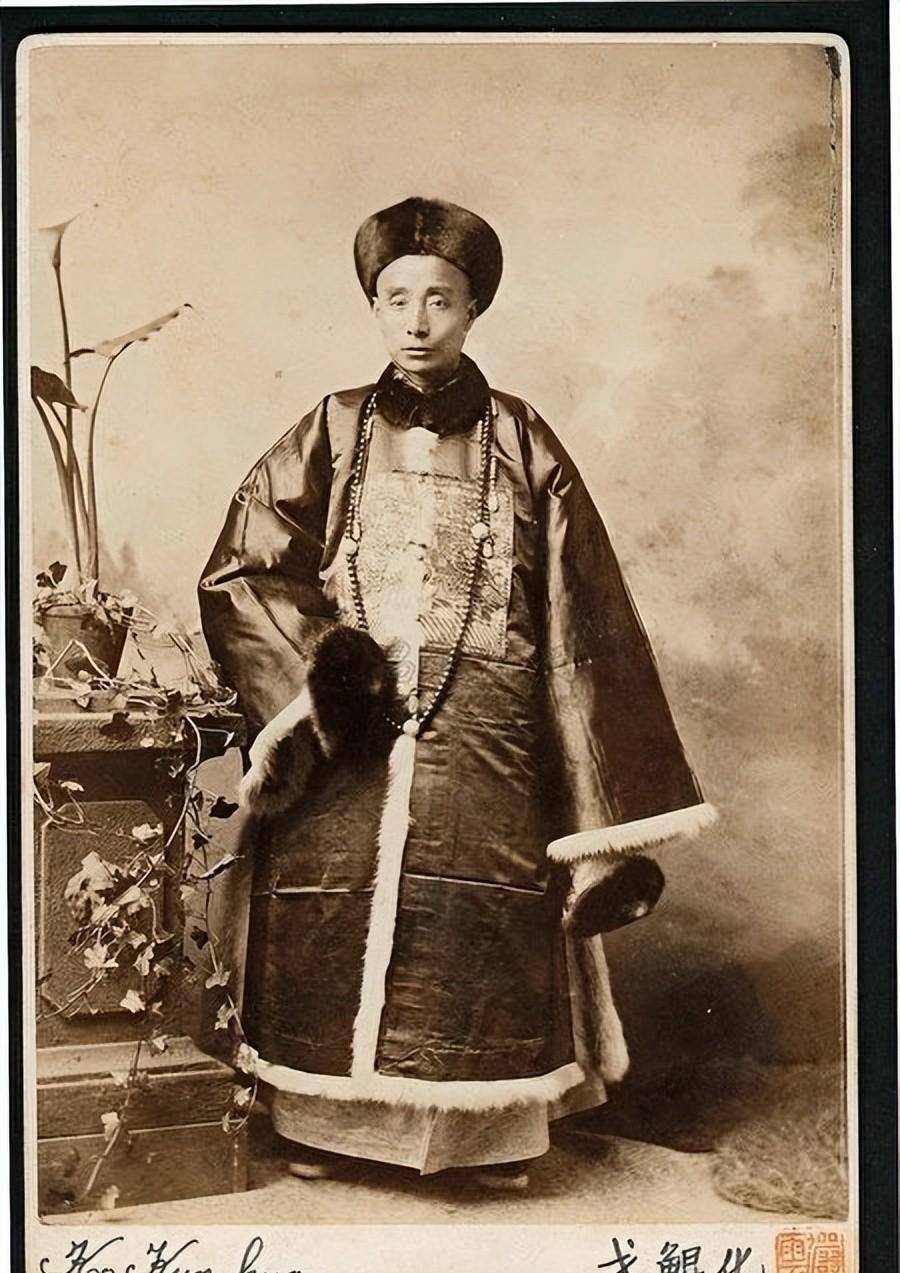 戈鲲化执教哈佛大学第一人穿着中国的官服在哈佛大学的课堂上